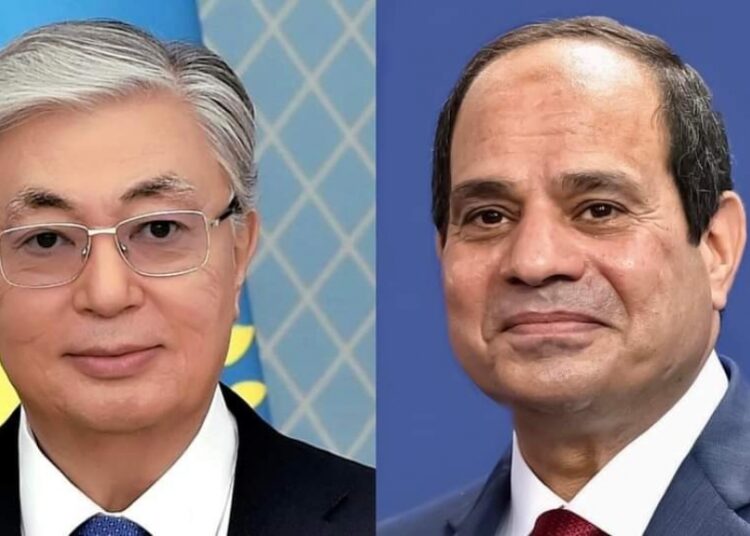 Egyptian President Abdel Fattah El Sisi (R), Kazakhstan's President Kassym-Jomart Tokayev (L).