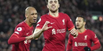 Reds keep title hunt, Arsenal wins at Wolves