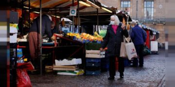 UK economy shrank by less than expected in December 1 - Egyptian Gazette UK economy shrank by less than expected in December