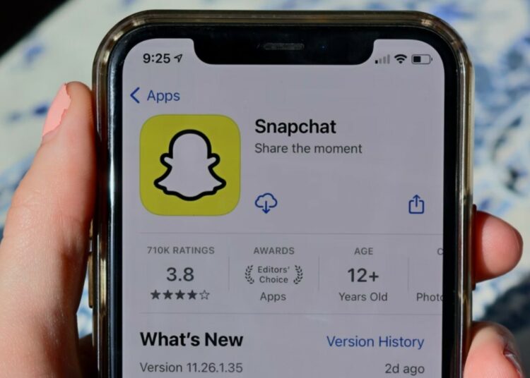 Snap Inc reported better-than-expected fourth quarter revenue and user growth, as the Snapchat parent company had high advertising demand during the holiday season and attracted more users in emerging markets.