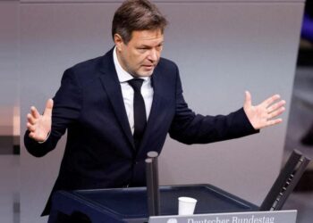 German economy minister calls for less dependence on Russian gas