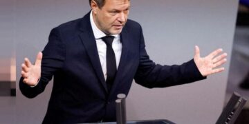 German economy minister calls for less dependence on Russian gas