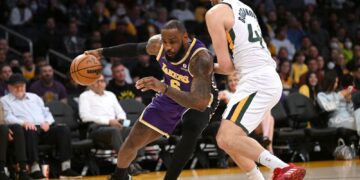 Lakers rally to beat Jazz after Davis hurt, Nuggets stun Warriors