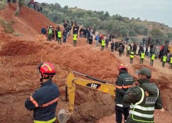 Moroccan rescuers edge closer to child trapped in well