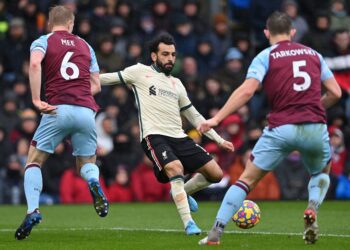 Liverpool closes gap on City, Spurs rocked in EPL