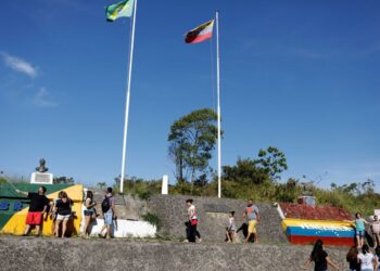 Venezuela re-opens border with Brazil after two years