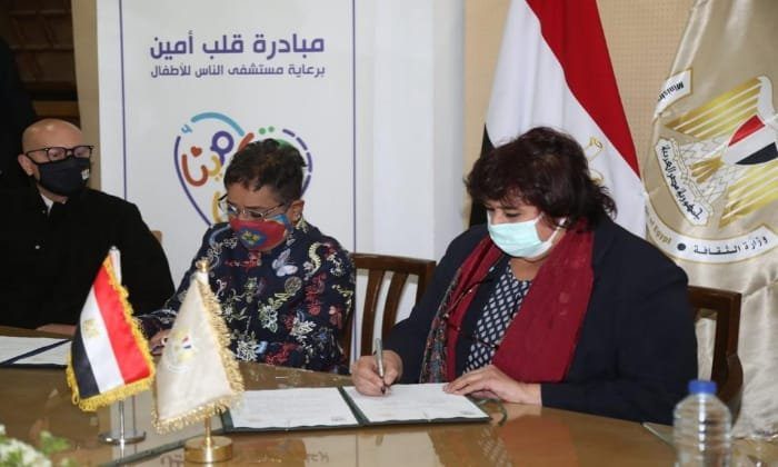 First aid training for ministry staff 1 - Egyptian Gazette Minister of Culture Enas Abdel Dayem (R) and CEO of Al-Nas Hospital Anisa Hassouna during the signing of the protocol yesterday.