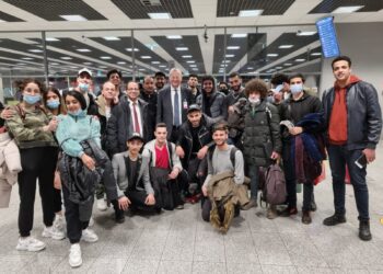 Egypt’s ambassador to Poland sees off Egyptians coming from Ukraine before returning home