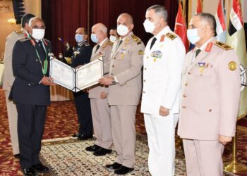 Defense minister honors retired army commanders