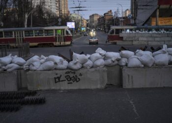 Russians push deeper into Mariupol
