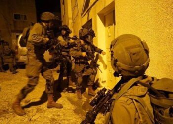 Israeli forces arrest two Palestinian young men in Ramallah