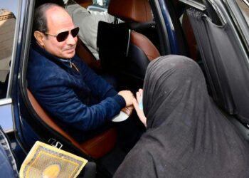Sisi listens to people’s  demands in Old Cairo