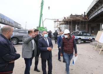 Transport minister inspects work progress on Cairo/Alex. desert road
