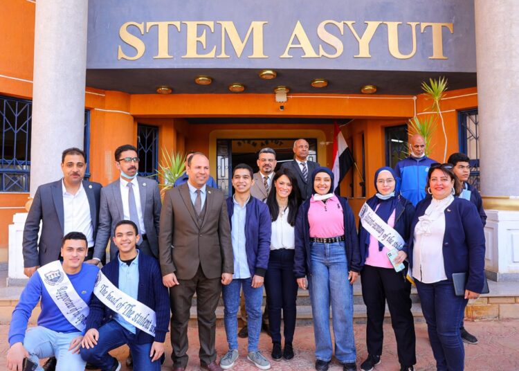 Minister el-Mashat (center) with STEM school pupils in Assuit during her tour on Sunday.