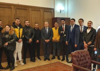 Egyptian diplomat receives group of nationals fleeing Ukraine