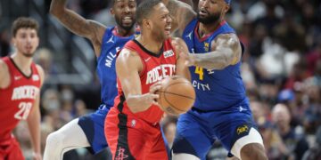 Johnson banks in 3 at buzzer, NBA-leading Suns stun Knicks