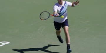 Murray outlasts Daniel at Indian Wells