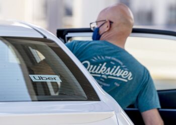 Uber to roll out fuel surcharge in United States