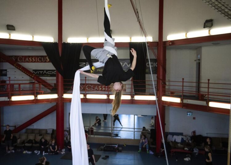 Circus solidarity: Ukrainian performers find home in Hungary 1 - Egyptian Gazette An Ukrainian circus artist who fled the war in Ukraine trains in a circus practice facility in Budapest, Hungary, on Tuesday, March 22, 2022.