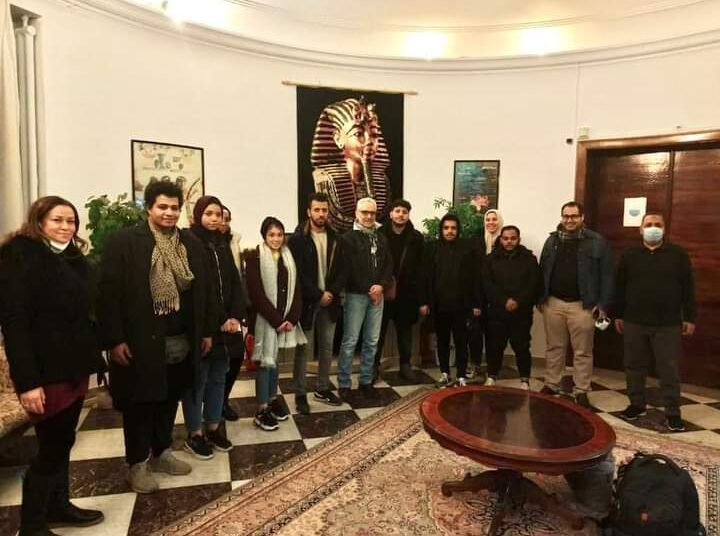 Egyptian Ambassador in Bucharest Moayad Eldalie in a group photo with a number of Egyptians fleeing Ukraine following the Russian strike on it.