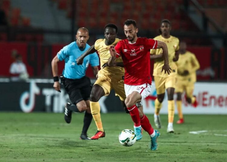 Al-Ahly’s winger Ahmed Abdel-Kader challenges for the ball with Al-Merrikh’s players.