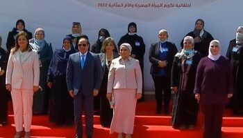 Sisi pose for photo op with attendees of ideal mothers ceremony