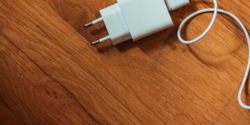 Say goodbye to default charger that comes with a smartphone