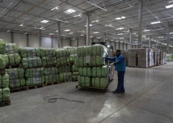 As crisis in Ukraine grows, aid agencies rush in supplies