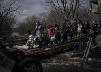 Ukrainians flee some besieged cities as conditions worsen