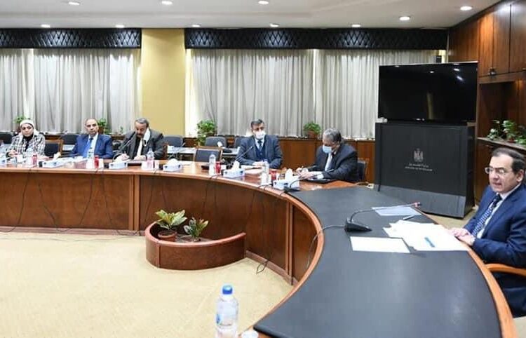 Petroleum minister in talks over repercussions of Russia-Ukraine crisis on oil, petroleum markets 1 - Egyptian Gazette