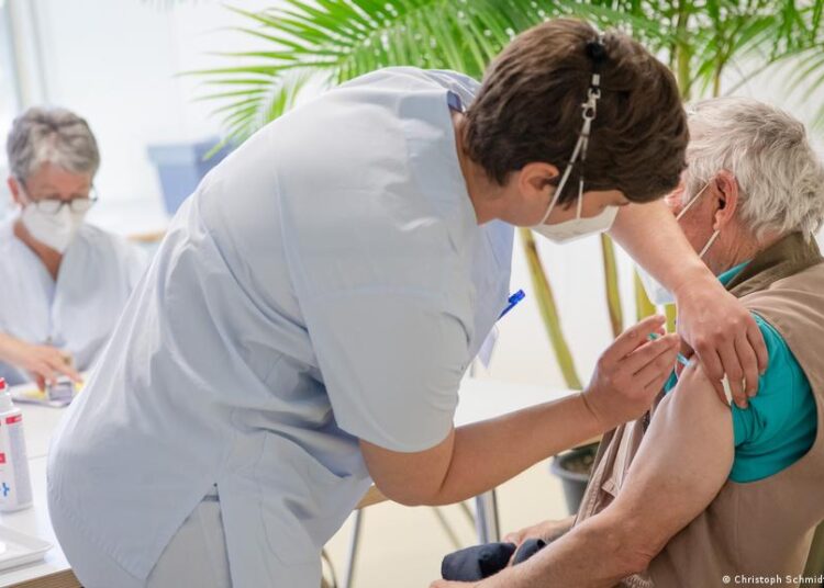 Germany urges people at risk to get second COVID booster 1 - Egyptian Gazette Germany's health minister on Friday urged people over age 60 with risk factors such as high blood pressure or a weak heart to get a second booster shot against COVID-19 to reduce their risk of getting seriously ill.