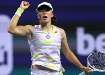 Swiatek marches into Miami semis, Ruud upsets Zverev