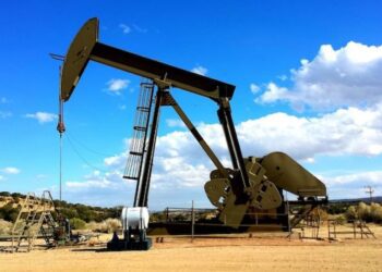 Oil rises but set for weekly loss after talk of potential supply plugs