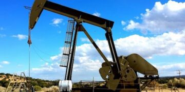 Oil rises but set for weekly loss after talk of potential supply plugs