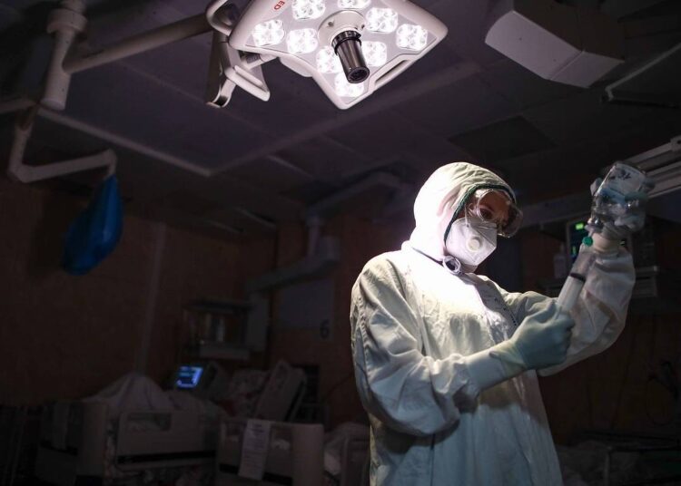 Russia’s Covid-19 cases surge by almost 41,000 - crisis centre 1 - Egyptian Gazette MOSCOW, RUSSIA - OCTOBER 26, 2021: A medical worker tends to intensive care patients at Moscow City Clinical Hospital No 15 (Filatov Hospital) where COVID-19 patients receive treatment. Sergei Bobylev/TASSÐîññèÿ. Ìîñêâà. Ìåäèöèíñêèé ðàáîòíèê è ïàöèåíòû â ðåàíèìàöèîííîì îòäåëåíèè â ãîðîäñêîé êëèíè÷åñêîé áîëüíèöå ¹15 èìåíè Î.Ì. Ôèëàòîâà, ãäå îêàçûâàþò ïîìîùü ïàöèåíòàì ñ êîðîíàâèðóñíîé èíôåêöèåé COVID-19. Ñåðãåé Áîáûëåâ/ÒÀÑÑ