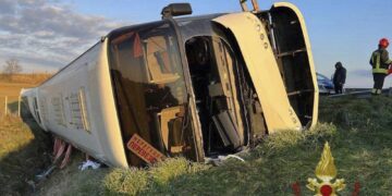 Bus full of Ukrainian refugees overturns in Italy; 1 dead 1 - Egyptian Gazette Bus full of Ukrainian refugees overturns in Italy; 1 dead