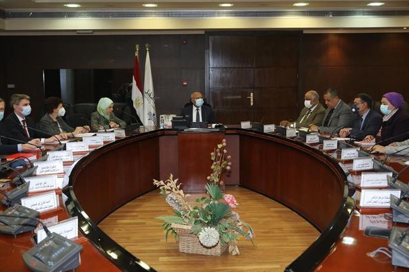 Transport min., EIB delegation discuss bilateral co-operation 2 - Egyptian Gazette Transport min., EIB delegation discuss bilateral co-operation 1 - Egyptian Gazette