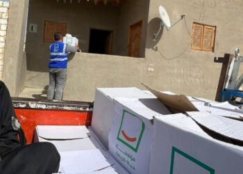 Decent Life distributes food aid to the poor