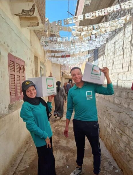 Decent Life distributes food aid to the poor 3 - Egyptian Gazette