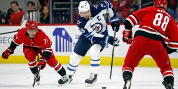 Jarvis helps Hurricanes rally to beat Jets