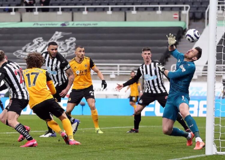 Martin Dubravka makes a great save from Fabio Silva in the dying minutes of Newcastle's draw against Wolves.