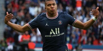 Pochettino hopes to keep Mbappe at PSG but says focus is on title