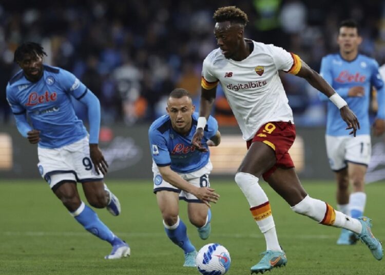 El-Shaarawy strikes to dent Napoli's title hopes 1 - Egyptian Gazette Roma's Tammy Abraham (R) goes for the ball during their Serie A match against Napoli in Naples.