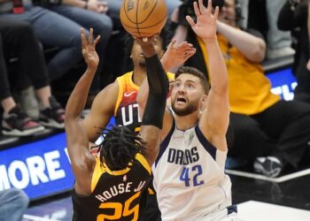 Mavericks beat Jazz to advance to second round