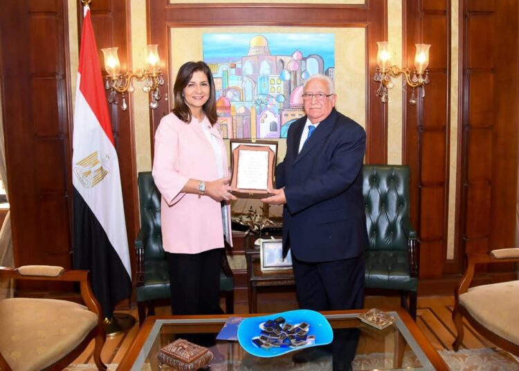 Minister of State for Emigration and Egyptian Expatriates' Affairs Nabila Makram met with Mohsen el-Noamai, the Chairman of the Board of Trustees of Life Makers Foundation (LMF).