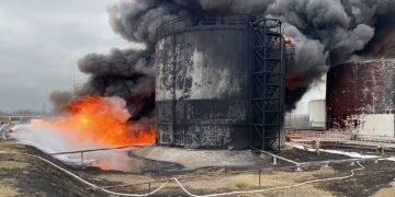 Russia: Eight fuel tanks on fire at Belgorod oil depot, flames may spread 1 - Egyptian Gazette Russia: Eight fuel tanks on fire at Belgorod oil depot, flames may spread