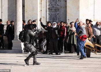 Israeli forces arrest 400 Palestinian worshippers from Al-Aqsa Mosque