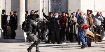 Israeli forces arrest 400 Palestinian worshippers from Al-Aqsa Mosque 1 - Egyptian Gazette Israeli forces arrest 400 Palestinian worshippers from Al-Aqsa Mosque