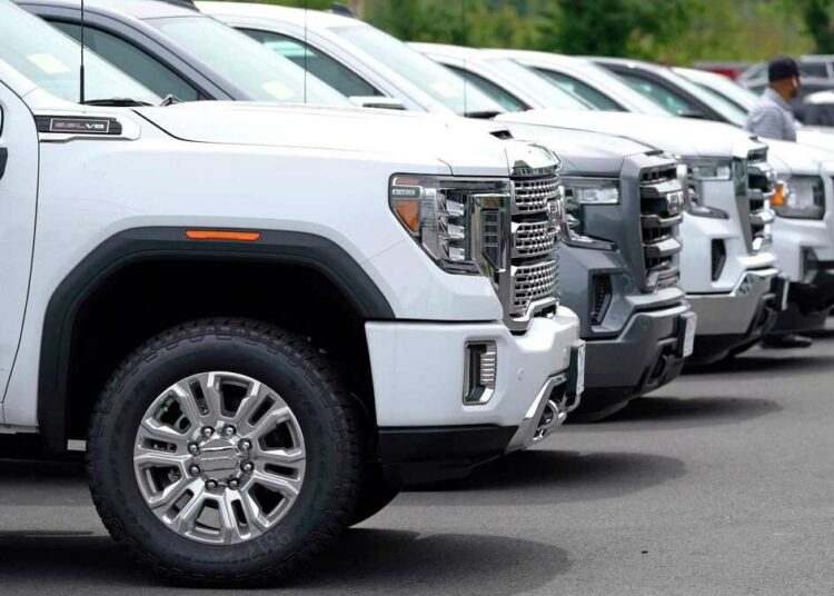 US auto sales fall in Q1 as chip shortage slows factories 1 - Egyptian Gazette GMC pick-up trucks are lined up on the sales lot at the Albrecht Auto Group dealership in Wakefield, Mass.