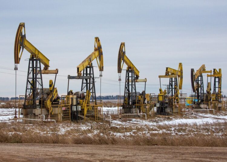 Russian oil production has continued to slide in April, declining by 7.5% in the first half of the month from March.